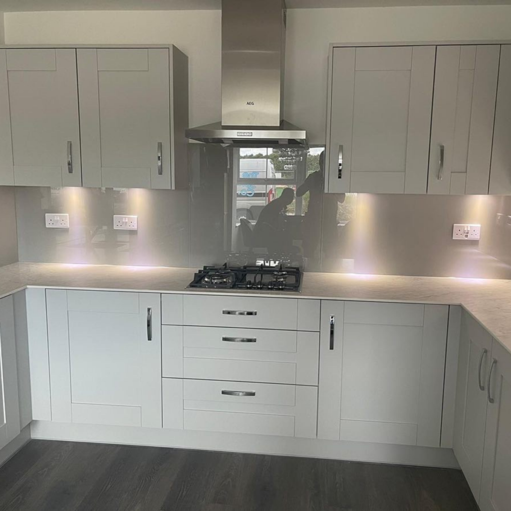 White glass kitchen splashbacks to match white cabinets and worktops
