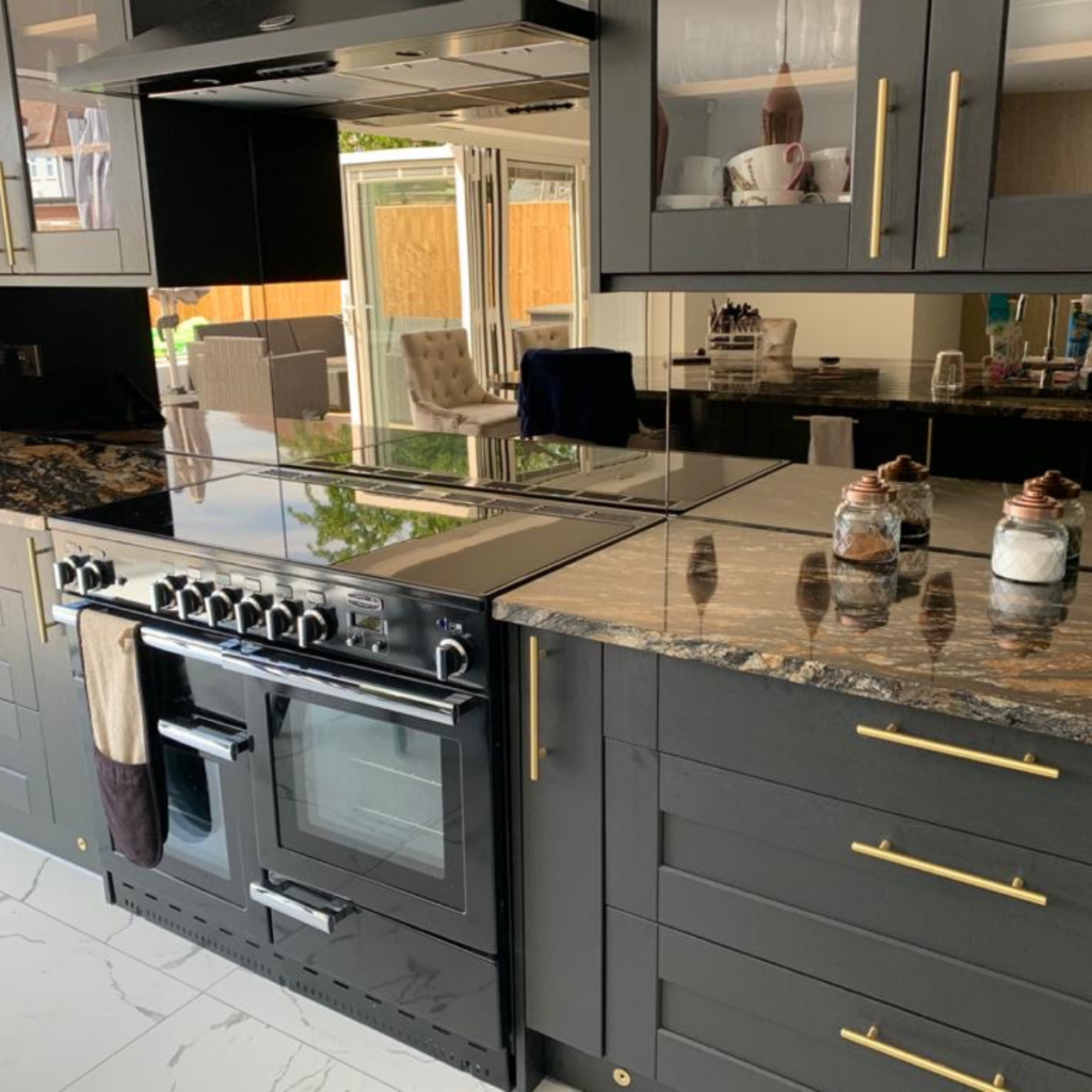 Mirror splashbacks in a modern kitchen